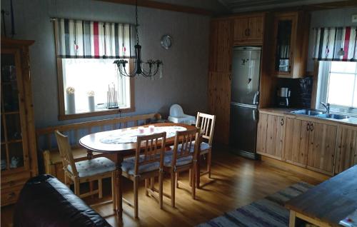 virtuve, 2 Bedroom Stunning Home In Gallstad in Holmared
