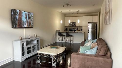 Luxury KING BED Oasis in Southend Charlotte- 3 miles from Uptown!