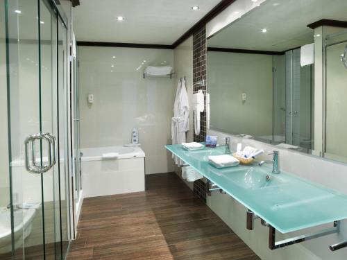 Elite Double Room with Lateral Sea View image 3