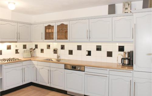 кухня, 3 Bedroom Amazing Apartment In Paessens in Dongeradeel