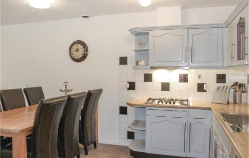 кухня, 3 Bedroom Amazing Apartment In Paessens in Dongeradeel