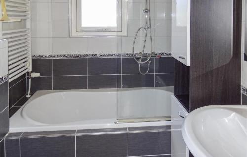 Bathroom, Oesterbaai -8E2 in Kapelle