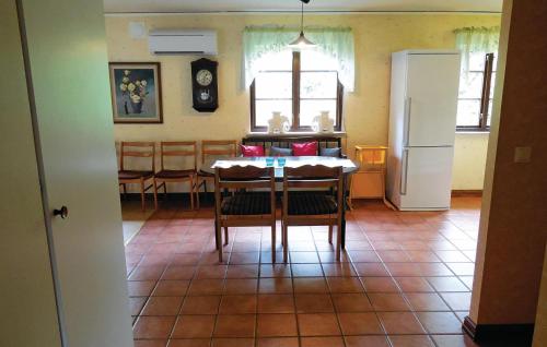 kuhinja, Nice Home In Borrby With 3 Bedrooms And Wifi in Spraggehusen