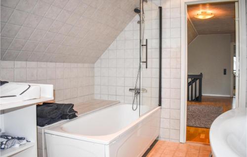 kopalnica, Amazing Home In Kivik With Wifi And 3 Bedrooms in Kivik