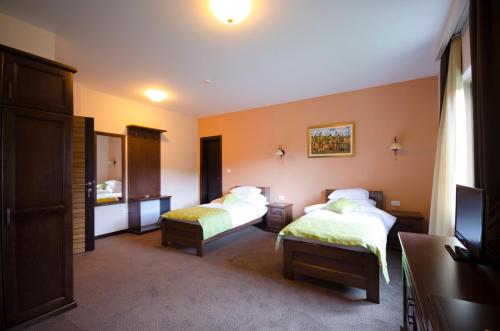 2 twin beds, 1 sofa bed