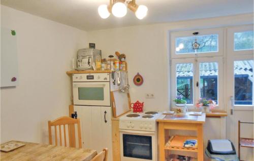 Kitchen, Stunning Home In Spangenberg With Wifi in Spangenberg