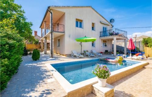 Stunning home in Peruski with 4 Bedrooms, Outdoor swimming pool and Jacuzzi - Peruški