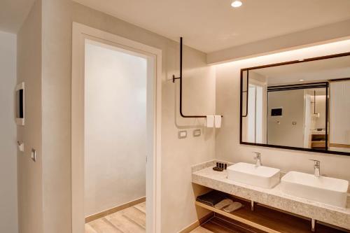 Deluxe Suite with Sea View image 8