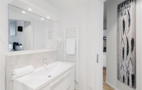 One-Bedroom Apartment image 9