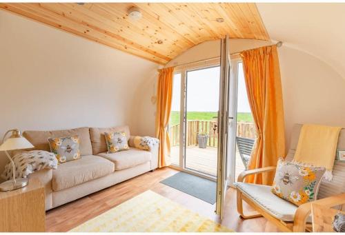 Beautiful couples retreat with hot tub, central heating and views- The Bee Hive by Get Better Getaways