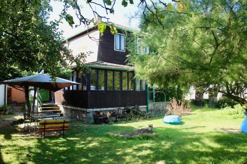 Old Summer House with renovated bathroom, Praha (fotografie 3)