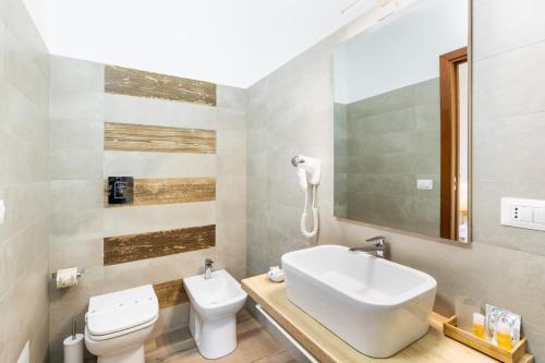 Deluxe Double Room with Side Sea View image 8