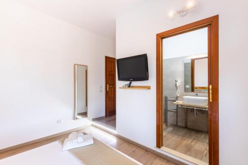 Deluxe Double Room with Side Sea View image 6