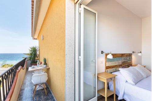 Deluxe Double Room with Side Sea View image 5
