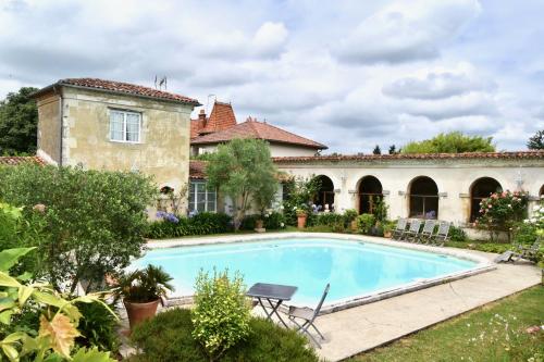 MAISON PRIVÉE AVEC PISCINE-SAINT SEVER gîte à louer Bas-Mauco