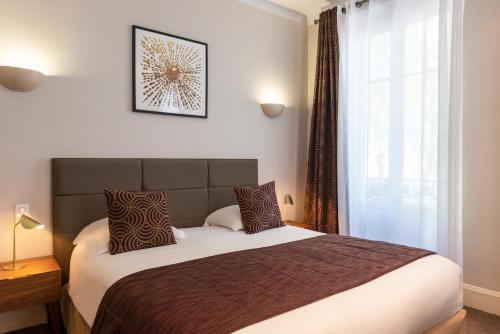 1 queen bed, 1 sofa bed
