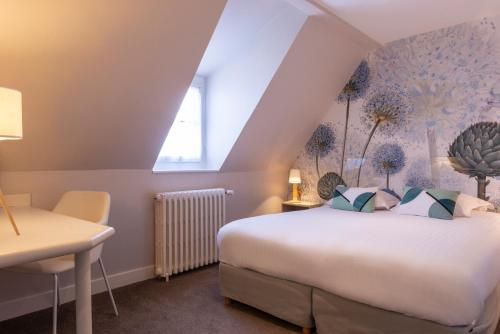 1 queen bed, 1 double bed