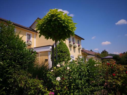 外部景觀, BALTHAZAR, ohne Frühstück einfach übernachten! (BALTHAZAR IPHOFEN, ohne Fruhstuck, nahe MARKTPLATZ, KNAUF GIPS KG und ConneKT, Weingut Wirsching, TV) in 伊普霍芬