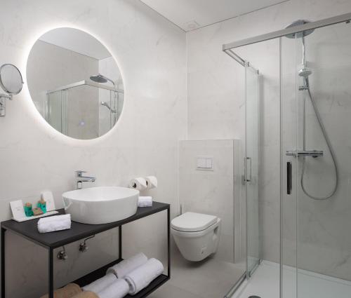 Suite with Private Garden & Hot Tub image 2
