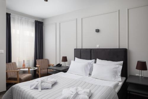 Deluxe Double Room with Side Sea View image 3