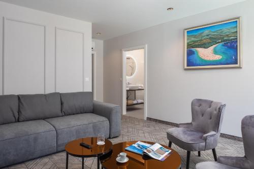 Suite with Private Garden & Hot Tub image 8