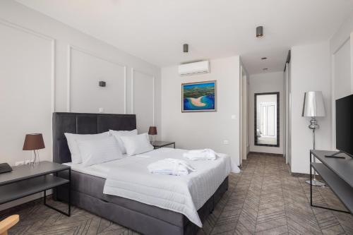 Deluxe Double Room with Side Sea View image 2