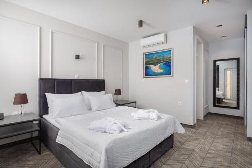 Deluxe Double Room with Side Sea View image 6