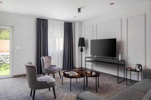 Suite with Private Garden & Hot Tub image 9