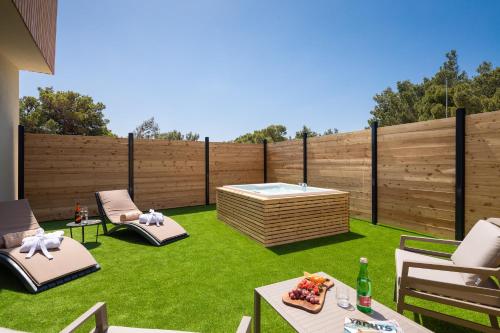 Suite with Private Garden & Hot Tub image 7