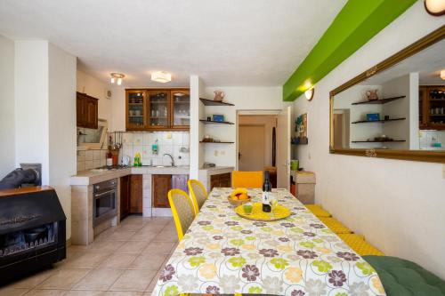 บริการและสิ่งอำนวยความสะดวก, Maris in สเวติ ฟิลิป อี ยาคอฟ