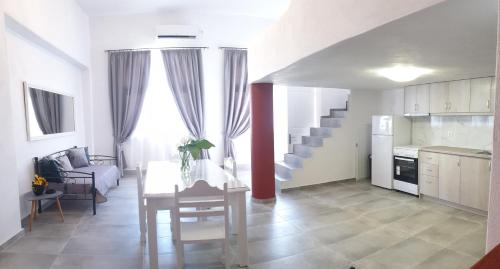 Létesítmények, Porto Castello in Exo Gialos Thiras