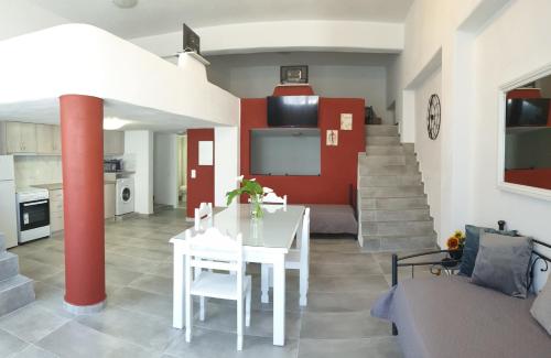 Létesítmények, Porto Castello in Exo Gialos Thiras