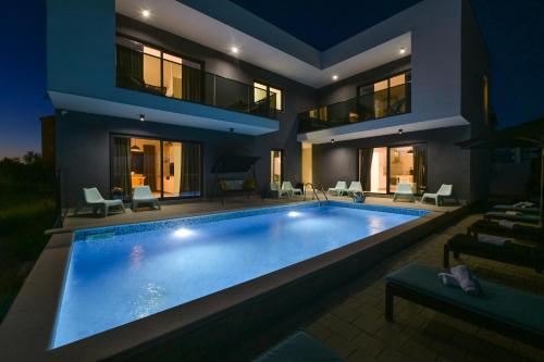4 bedrooms, 8 beds