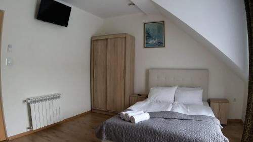 1 double bed, 1 twin bed
