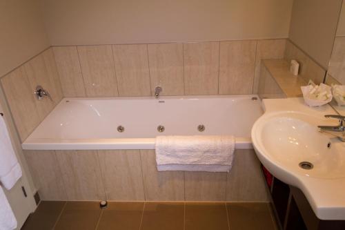 Photo - Albert Court Motor Lodge