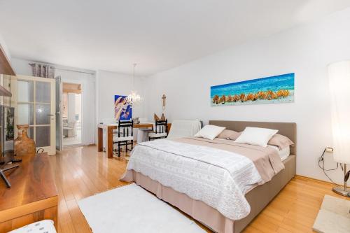 1 double bed, 1 twin bed
