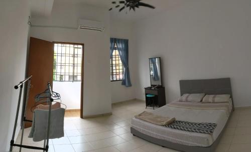 Johor Bahru 6 Bedrooms Corner House: Big & Comfort