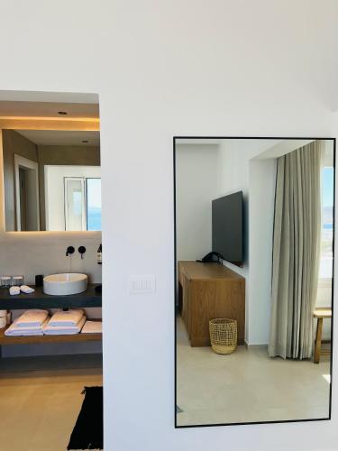 Deluxe Suite with Sea View image 10