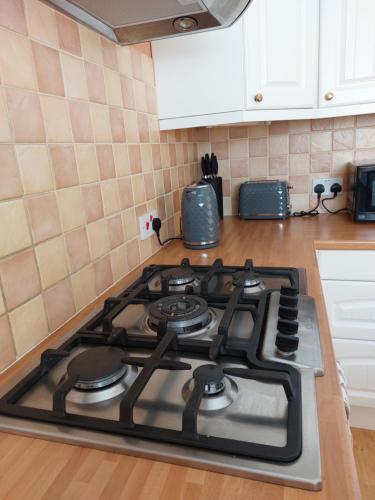 Ashford 3 Bed Holiday Home Sleeps 5 Parking for 2 cars Super Fast WiFi in Ashford