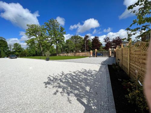 Beautiful 4-Bed Villa in Glasgow, Glasgow (photo 2)