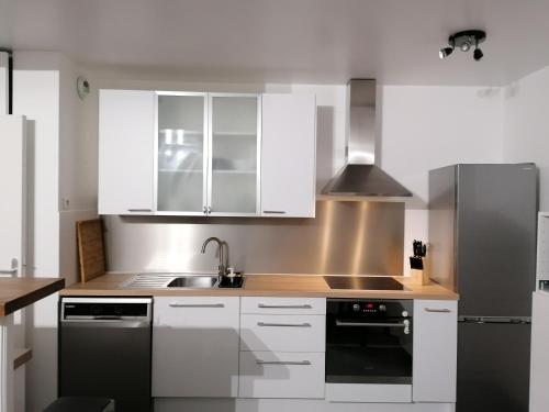 Kitchen, Great bright and spacious apart + private parking in Louvres