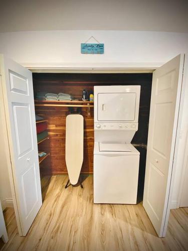 Secret Serenity! Roomy! Pool! 5 min from Beach! in Deerfield Beach, USA