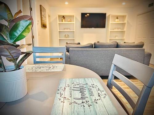 Secret Serenity! Roomy! Pool! 5 min from Beach! in Deerfield Beach, USA