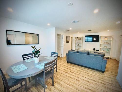 Secret Serenity! Roomy! Pool! 5 min from Beach! in Deerfield Beach, USA