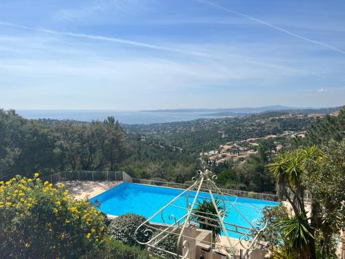 Les Issambres - Golf de Saint Tropez entre pinède et vue mer panoramique de la piscine - Location saisonnière - Roquebrune-sur-Argens