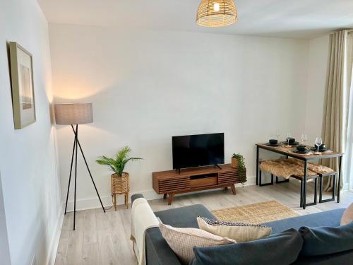 2 Bedroom Serviced Apartment with Free Parking, Wifi & Netflix, Basingstoke in Basingstoke