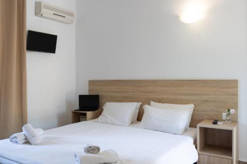 2 twin beds, 2 bunk beds