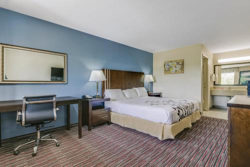 Econo Lodge Inn & Suites - image 11