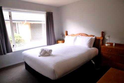 Location Ocean & Mountain Views Close to Park - Kaikoura