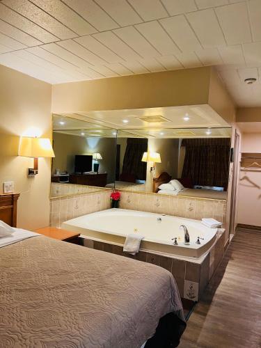 Queen Suite with Spa Bath